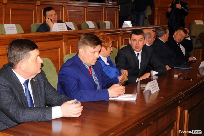 Заступники голови ОДА - Сергій Кошарук (у синьому піджаку), справа від нього Світлана Мишковець, а справа від неї Олександр Степанцов