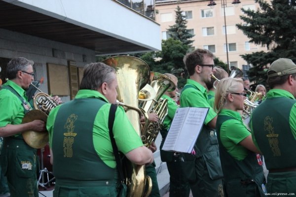 У центрі Луцька грав духовий оркестр. ФОТО