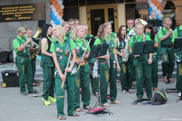 У центрі Луцька грав духовий оркестр. ФОТО