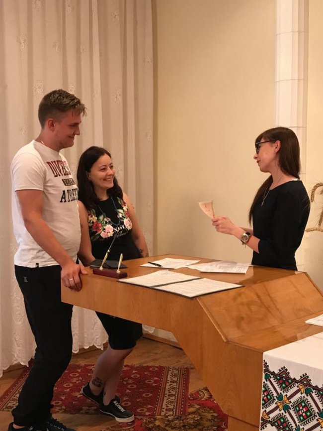 За місяць у місті на Волині 9 пар одружилось «за добу». ФОТО