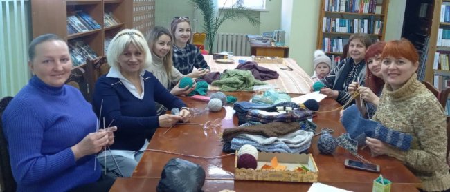 У бібліотеці на Волині в’яжуть теплі шкарпетки для ЗСУ