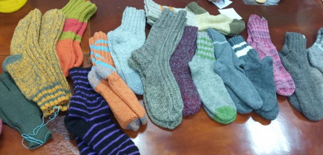 У бібліотеці на Волині в’яжуть теплі шкарпетки для ЗСУ