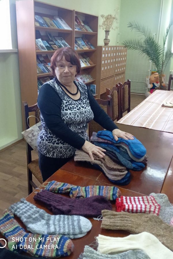 У бібліотеці на Волині в’яжуть теплі шкарпетки для ЗСУ
