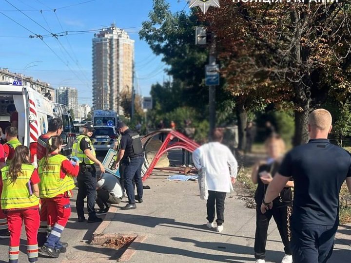 У Києві автівка на швидкості влетіла у зупинку з людьми, є загиблі