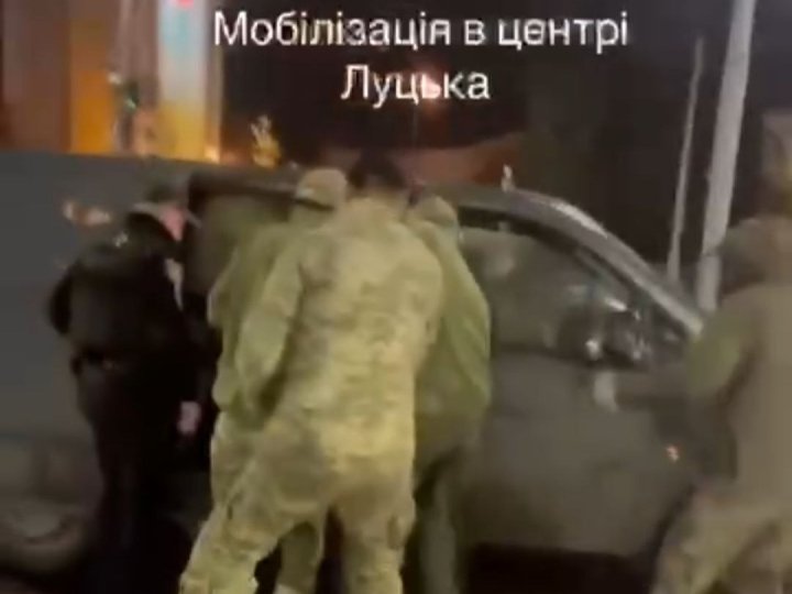 У Луцьку біля ЦУМу чоловіка силоміць занесли до буса: що кажуть у Волинському ТЦК. ВІДЕО