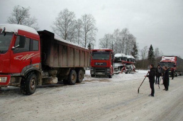 У Росії в величезних заторах мерзнуть та голодують люди. ФОТО