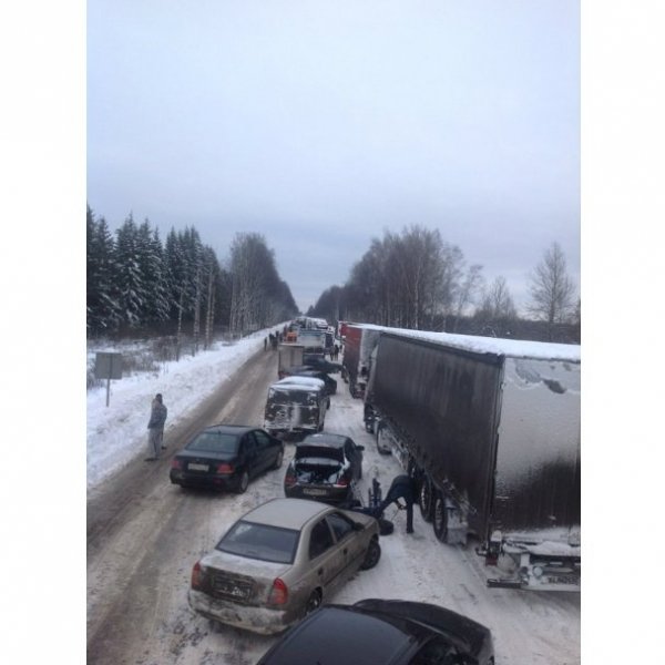 У Росії в величезних заторах мерзнуть та голодують люди. ФОТО