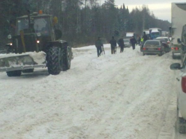 У Росії в величезних заторах мерзнуть та голодують люди. ФОТО
