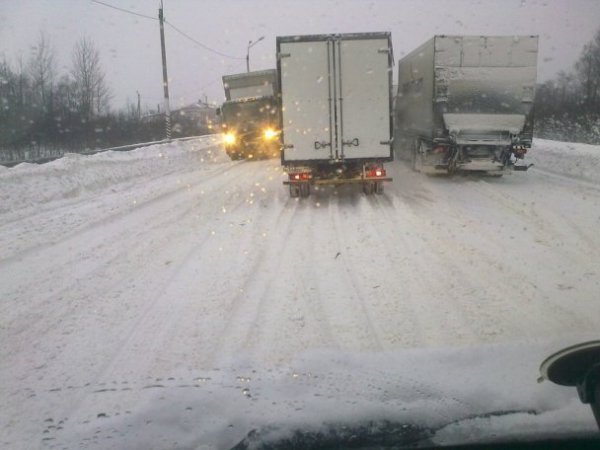 У Росії в величезних заторах мерзнуть та голодують люди. ФОТО
