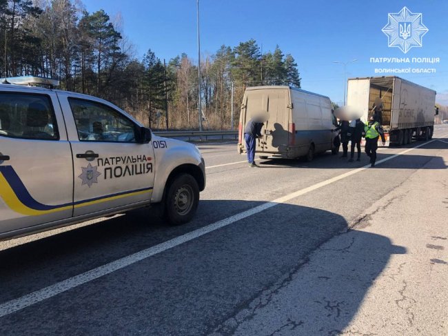 На Волині патрульні допомогли водієві, у якого не вистачило пального, аби доїхати до АЗС