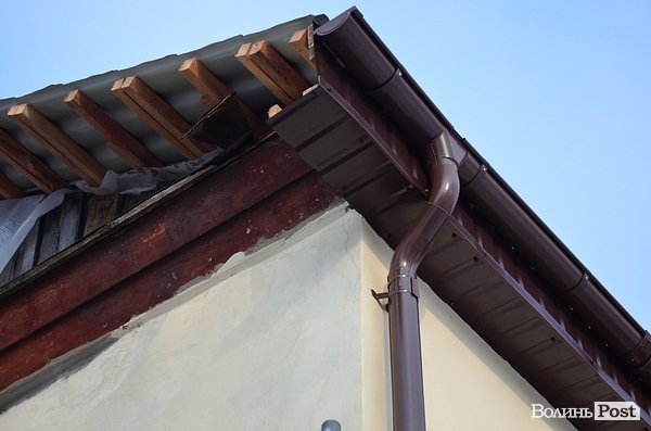 Пластик і металочерепиця на будівлі XVI століття