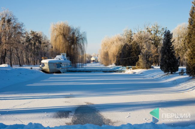 Мерехтливий сніг і кришталевий іній: Луцьк опинився у морозному полоні. ФОТО