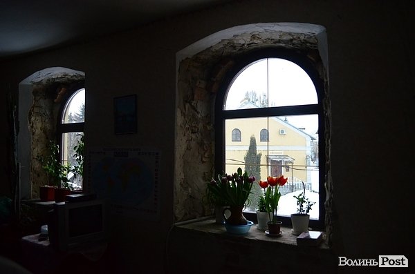 Аркові вікна. Вигляд з кімнати квартири