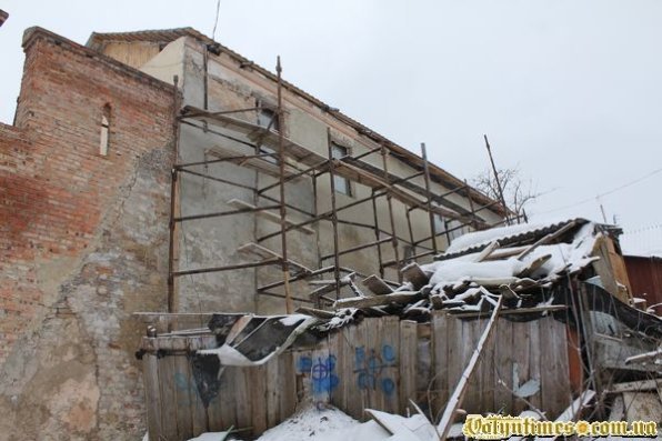 Збудована стіна тисне на пам'ятку