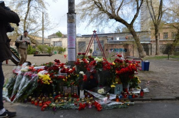 Під час прощання із Бузиною невідомі кидались на журналістів і проклинали їх. ФОТО. ВІДЕО