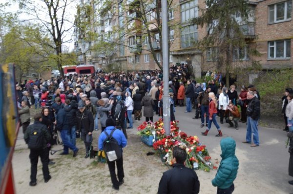 Під час прощання із Бузиною невідомі кидались на журналістів і проклинали їх. ФОТО. ВІДЕО