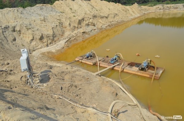 Міністр екології на власні очі побачила незаконні копанки бурштиношукачів. ФОТО