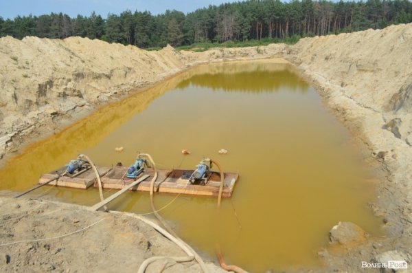 Міністр екології на власні очі побачила незаконні копанки бурштиношукачів. ФОТО