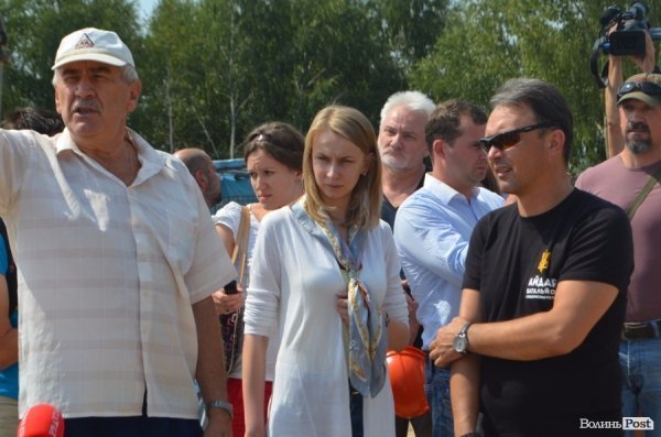 Міністр екології на власні очі побачила незаконні копанки бурштиношукачів. ФОТО