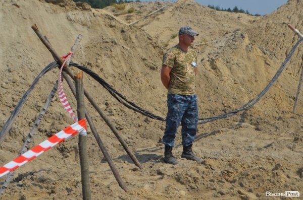 Міністр екології на власні очі побачила незаконні копанки бурштиношукачів. ФОТО