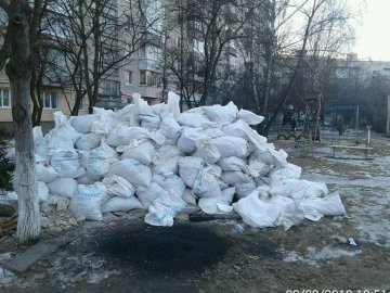 Під вікна сусідам лучанин накидав гору мішків будівельного сміття