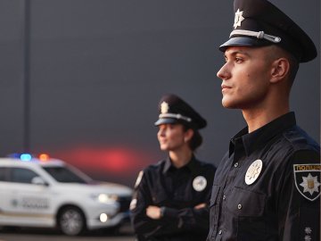 Патрульні в Луцьку врятували безпорадну бабусю