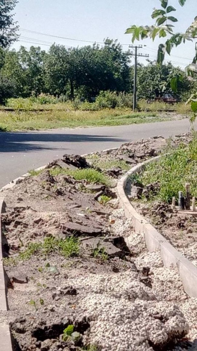 У місті на Волині після ремонту дороги «забули» зробити тротуар