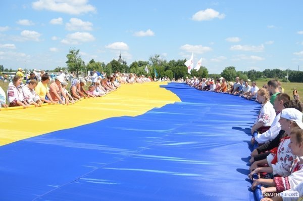 Під Берестечком розгорнули прапор України довжиною 60 метрів. ФОТО