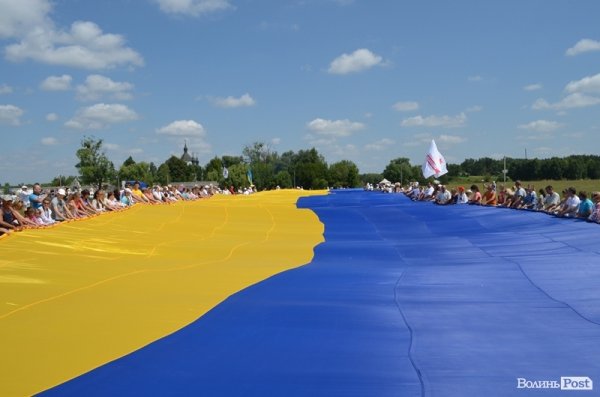 Під Берестечком розгорнули прапор України довжиною 60 метрів. ФОТО