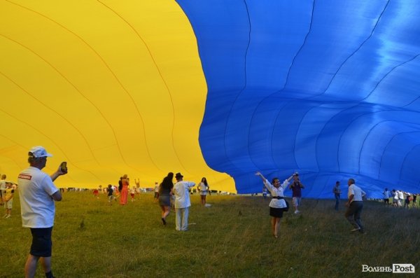 Під Берестечком розгорнули прапор України довжиною 60 метрів. ФОТО