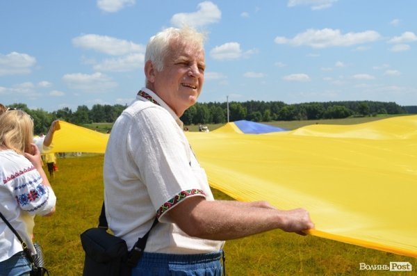 Під Берестечком розгорнули прапор України довжиною 60 метрів. ФОТО