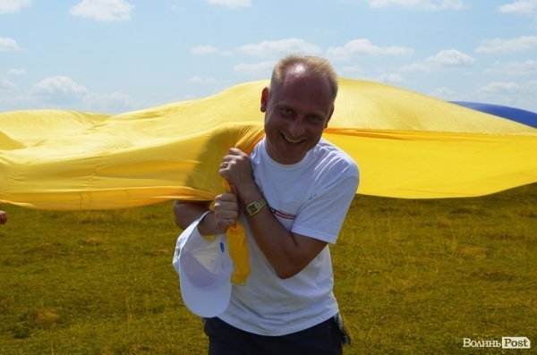 Під Берестечком розгорнули прапор України довжиною 60 метрів. ФОТО