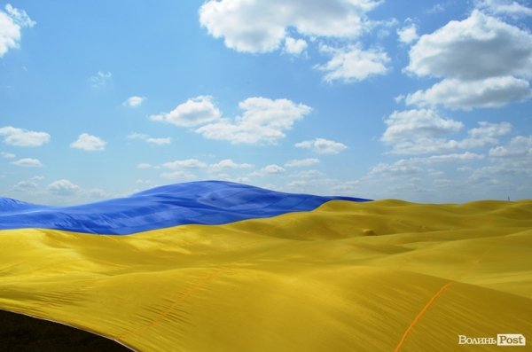 Під Берестечком розгорнули прапор України довжиною 60 метрів. ФОТО