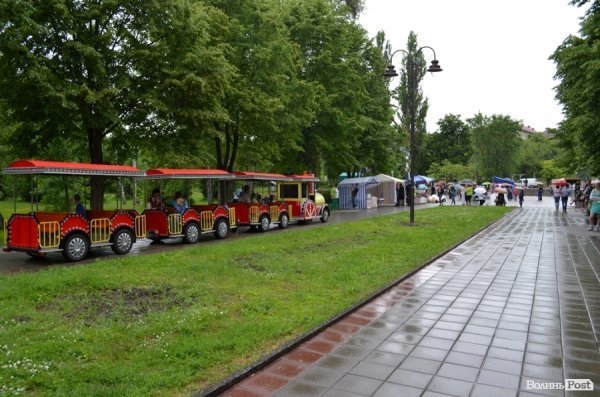 «Проспект розваг» у Луцьку відбувся попри дощову погоду. ФОТО