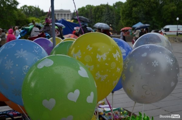 «Проспект розваг» у Луцьку відбувся попри дощову погоду. ФОТО