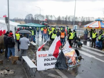 Пригрозили не пропускати автобуси: поляки заявили про намір продовжити блокаду кордону до квітня