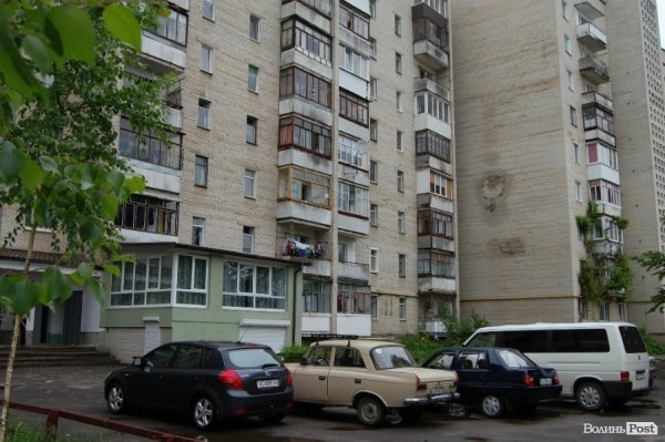 Щоразу, як іде дощ, у Луцьку затоплює багатоповерхівку. ФОТО. ВІДЕО