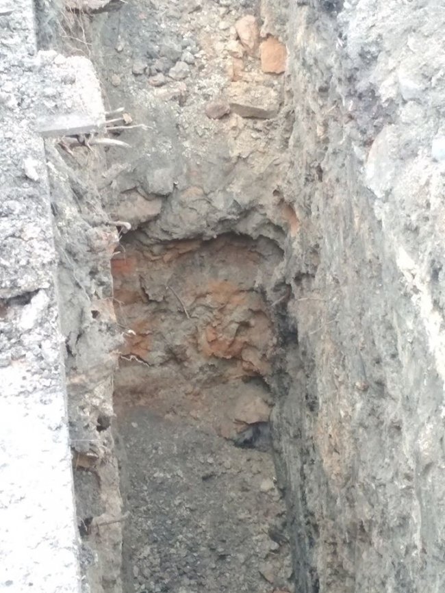 У Старому місті в Луцьку незаконно розкопували шар землі з цеглою і керамікою 16 століття