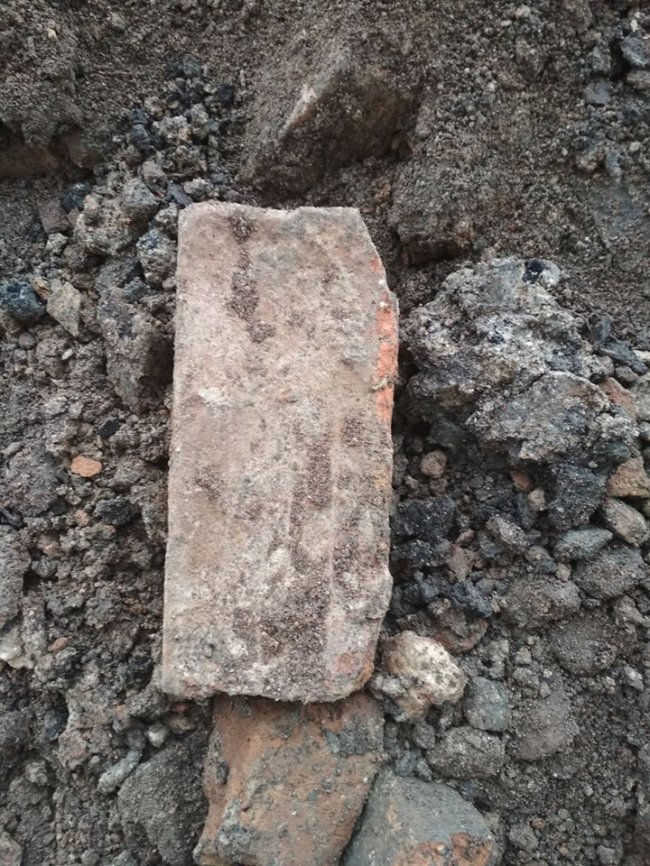 У Старому місті в Луцьку незаконно розкопували шар землі з цеглою і керамікою 16 століття