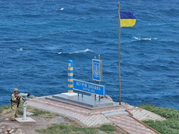 На Зміїному встановили прапор України