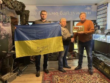 Прапор із підписом Залужного: луцький музей поповнився новими експонатами