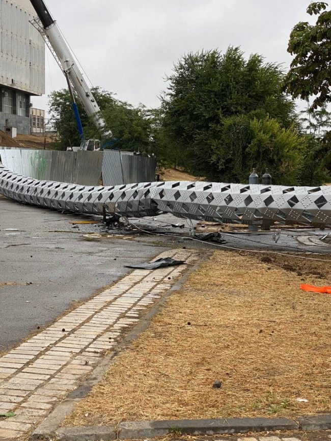 У Херсоні звалився найвищий флагшток області, встановлений до Дня Незалежності. ФОТО, ВІДЕО