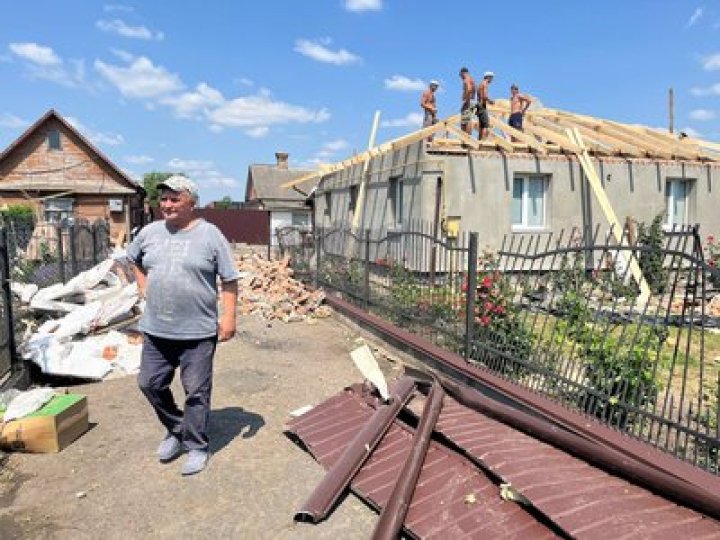 Дах залетів до сусіда: на Волині буревій наробив лиха