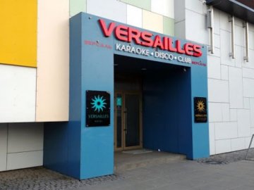 Двом охоронцям нічного клубу «Версаль», які побили поліцейського, повідомили про підозру