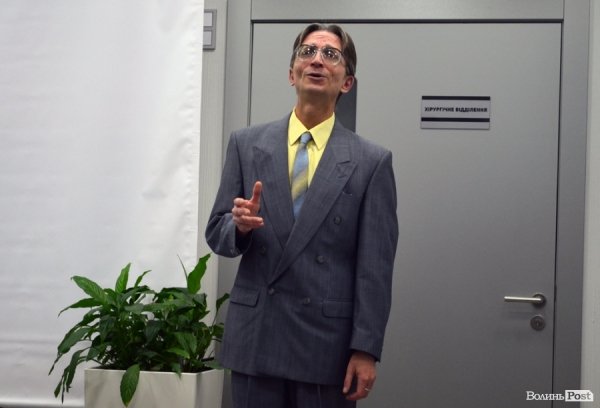 Микола Романенко дякує клініці співом за безкоштовну операцію