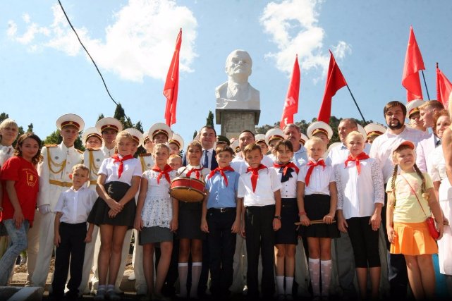 У Криму відкрили пам’ятник Леніну і прийняли школярів у піонери