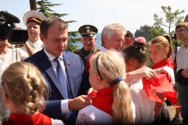 У Криму відкрили пам’ятник Леніну і прийняли школярів у піонери