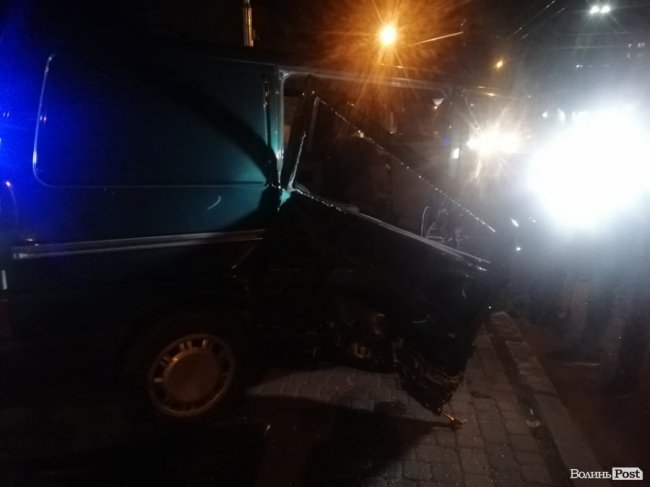 У Луцьку на перехресті вулиць зіткнулися  Volvo і Volkswagen, є потерпіла. ФОТО