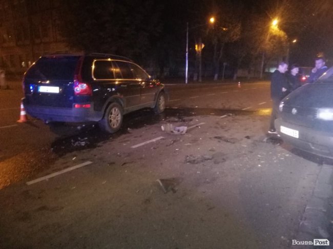 У Луцьку на перехресті вулиць зіткнулися  Volvo і Volkswagen, є потерпіла. ФОТО