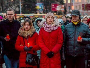 Квіти, сльози і свічки: у День Гідності та Свободи лучани вшанували пам'ять полеглих